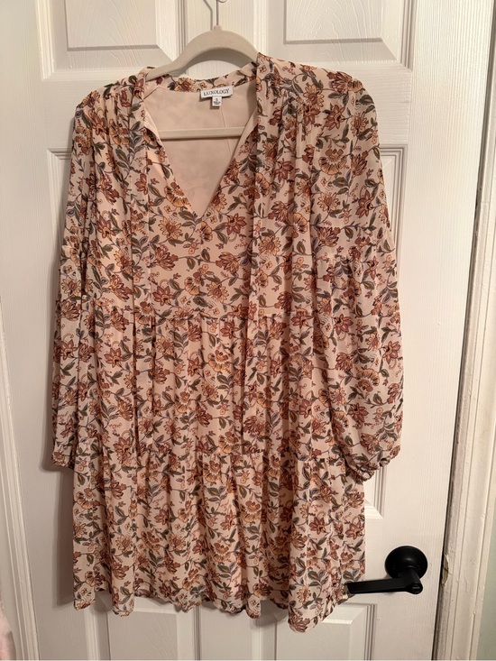 Luxology Dresses & Skirts - Luxology Cream Floral Long-Sleeve Tiered V-Neck Dress